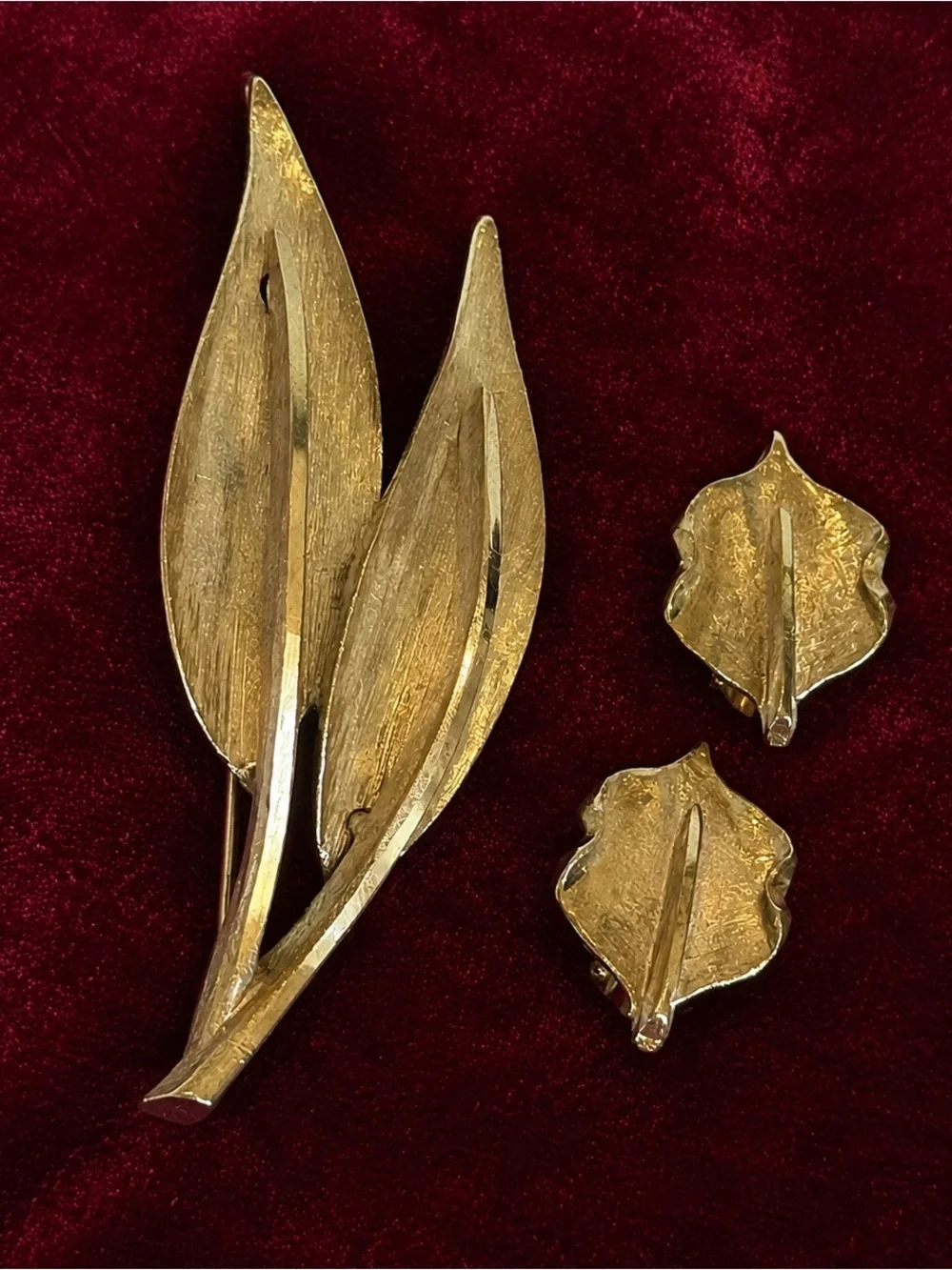 Vintage BSK Gold Tone Leaf Brooch & Clip Earrings Set